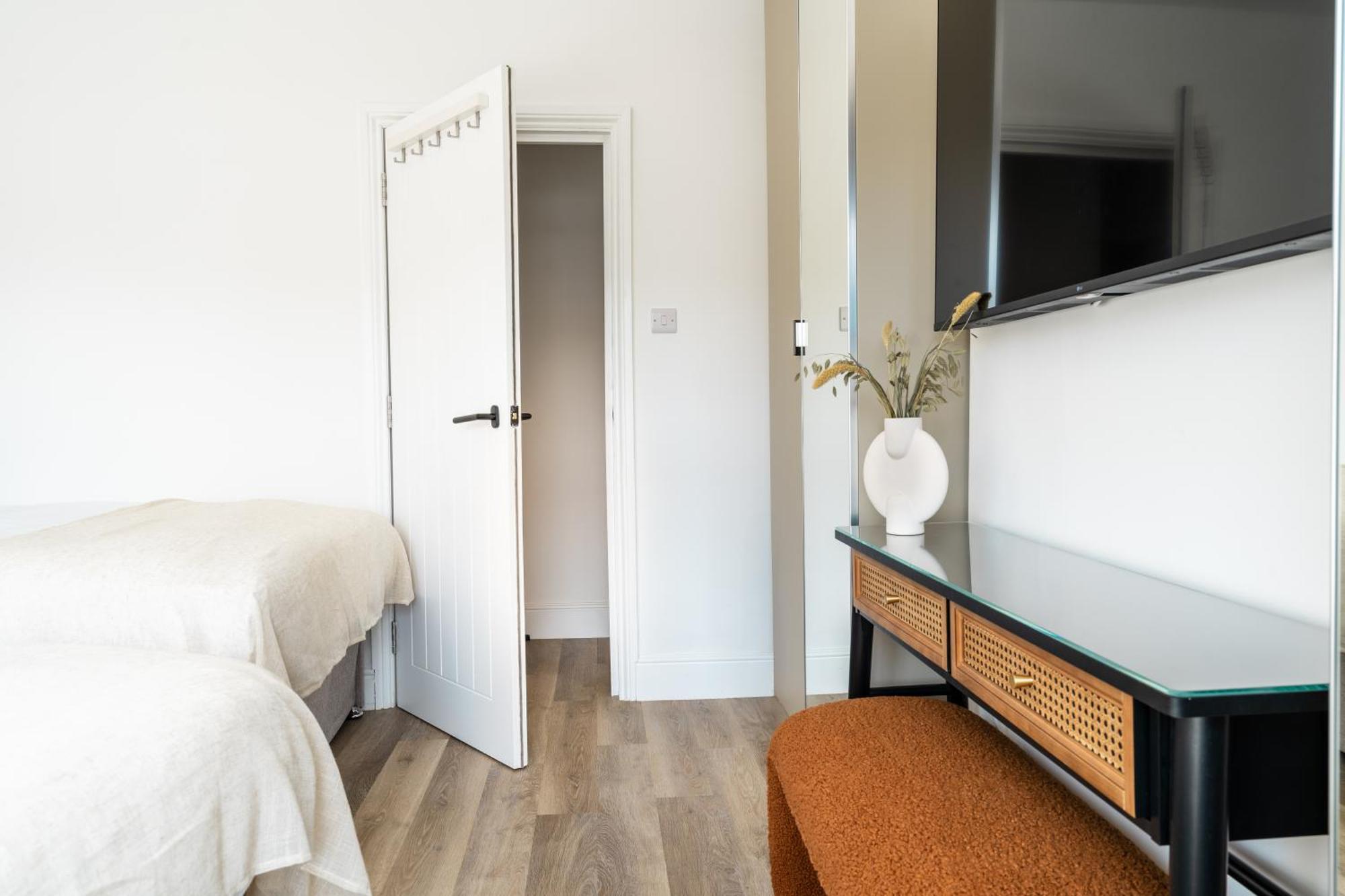 Newly Designed, 2Br Apt, 5Min From Northwood London Tube Station, Nato Hq, Ideal For Wembley, Warner Studio, Contractors Exterior foto